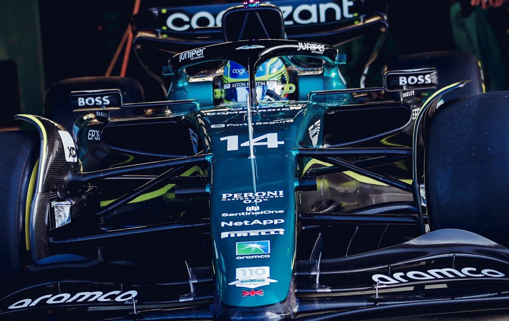 Новая машина Aston Martin дебютировала на трассе. Фото