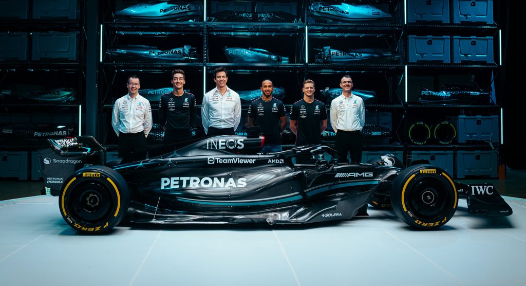 Машина Mercedes снова стала чёрной. Команда Хэмилтона представила W14