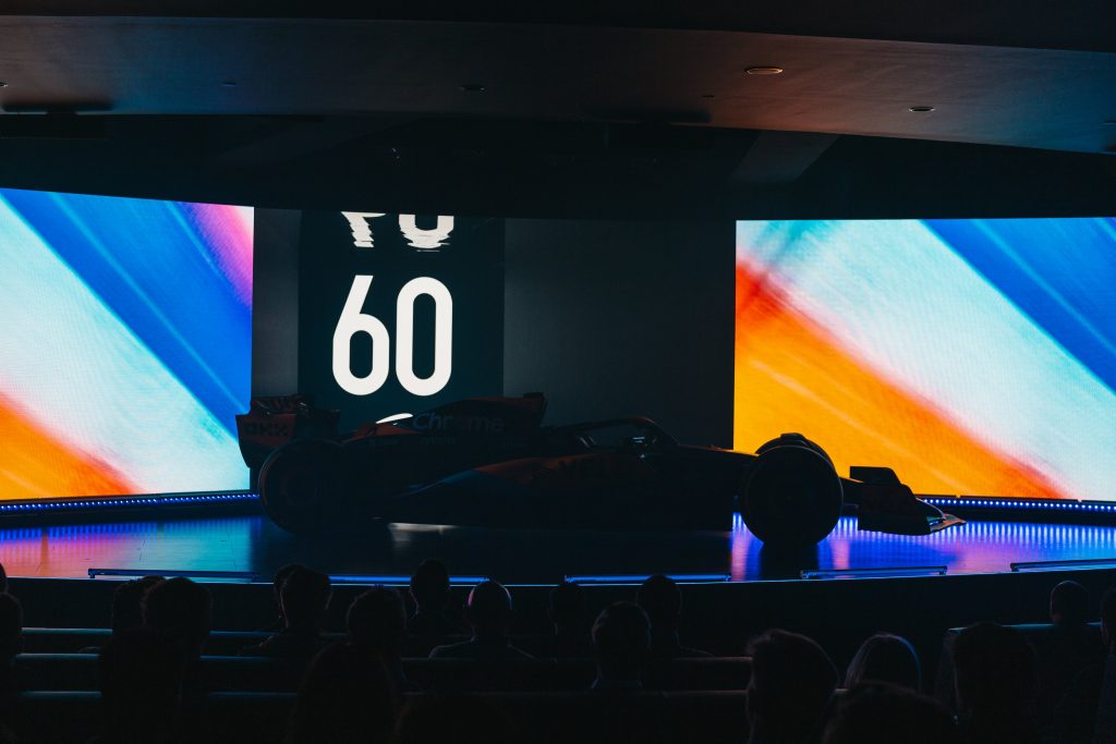 McLaren показал закулисье презентации MCL60. Видео