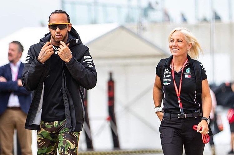 Льюис Хэмилтон расстался с помощницей Анжелой Каллен