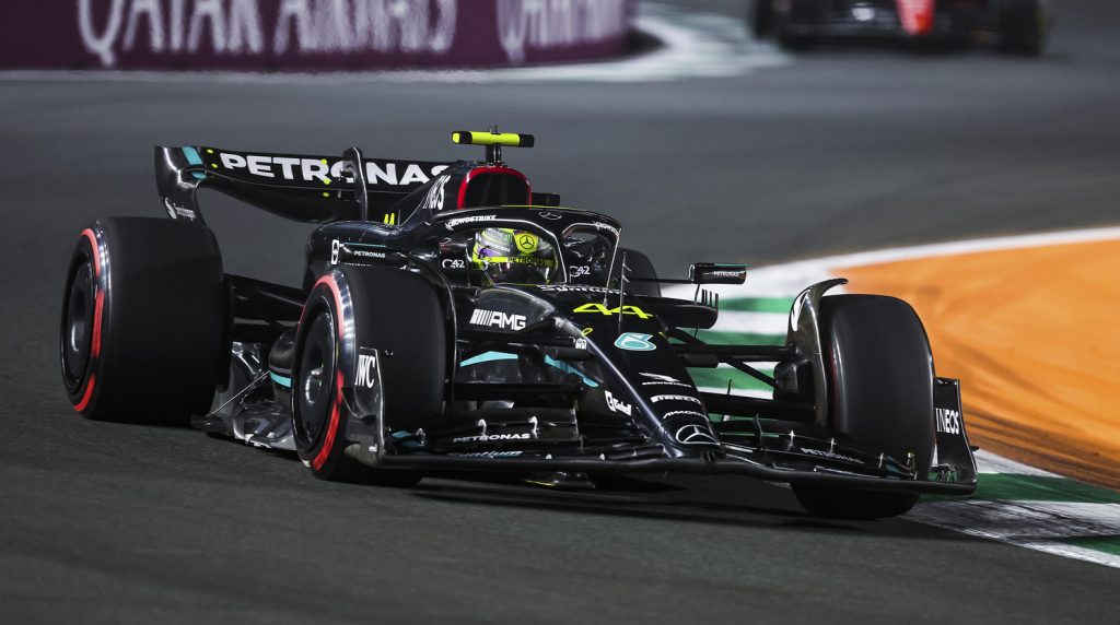 Льюис Хэмилтон: Я не чувствую связи с новой машиной, не доверяю ей Льюис Хэмилтон: Я не чувствую связи с новой машиной, не доверяю ей