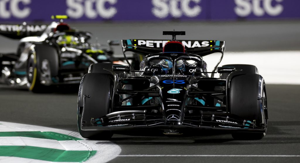 В Mercedes объяснили, почему не приказали Расселу пропустить Хэмилтона
