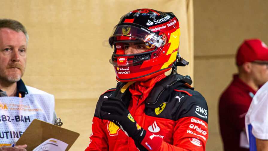 «Критика не помогает». Сайнс призвал болельщиков поддержать Ferrari