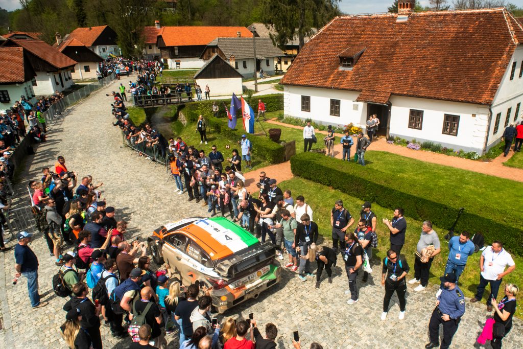 Болельщики подрались посреди раллийной трассы. Видео
