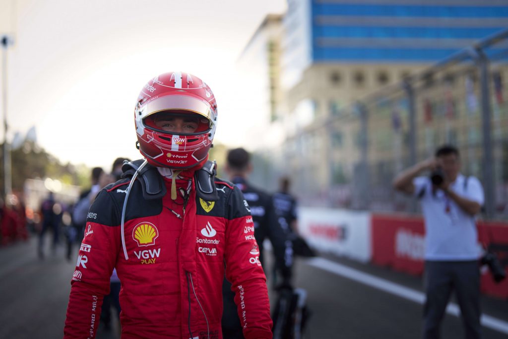 Леклер не ответил на вопрос о контракте с Ferrari и уходе в Red Bull