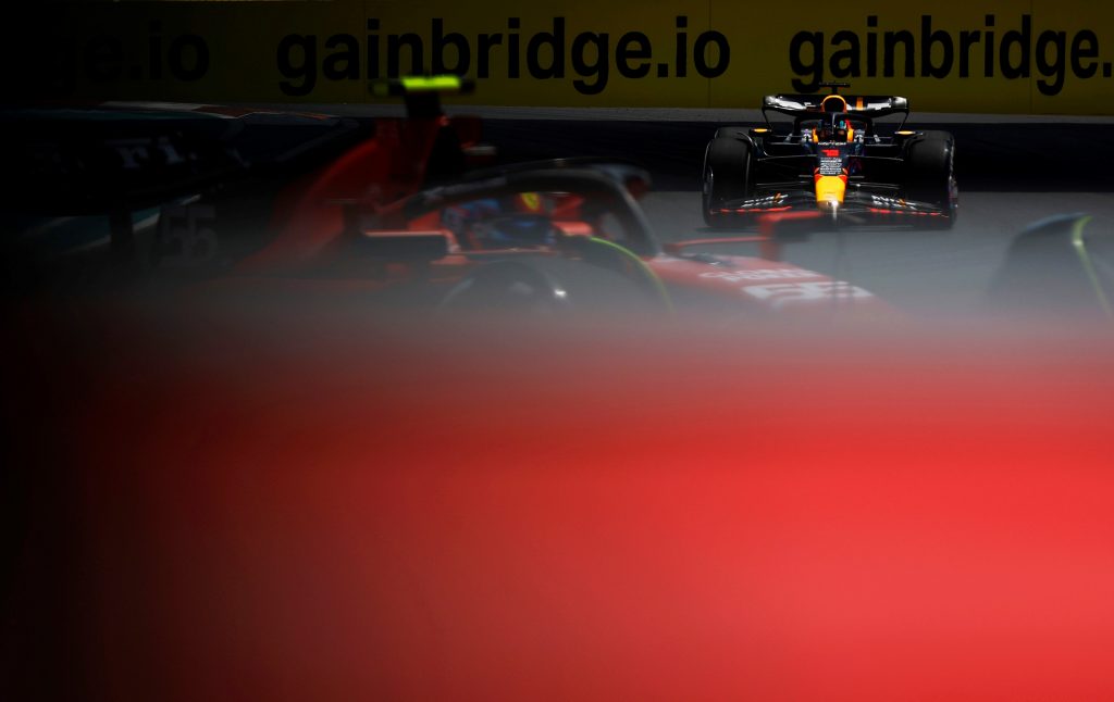 Ферстаппен вне конкуренции во второй тренировке, Ferrari в топ-3 Ферстаппен вне конкуренции во второй тренировке, Ferrari в топ-3