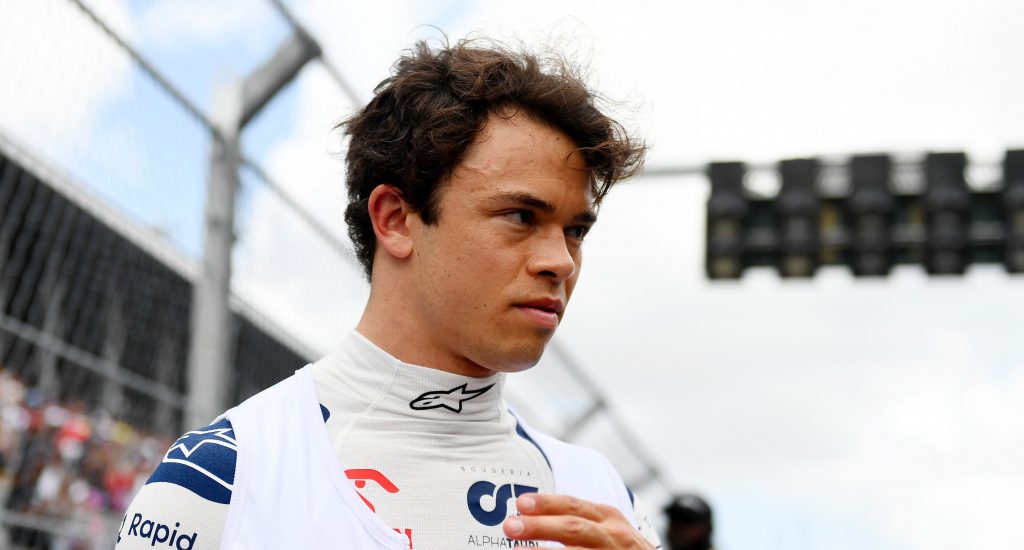 Заменой Ника де Вриса в AlphaTauri станет не Даниэль Риккардо?