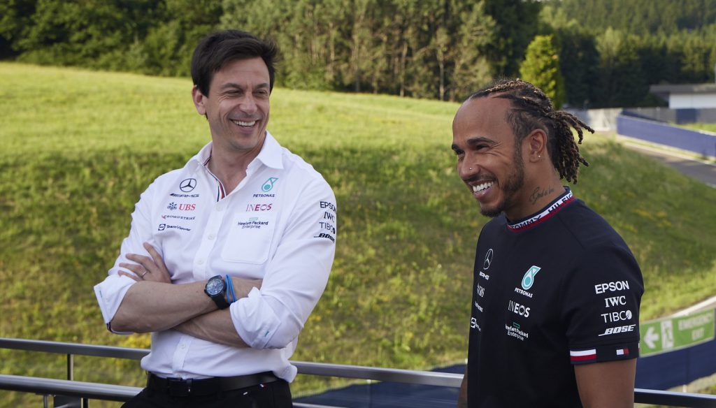 Почему Тото Вольфу неловко вести переговоры о контракте с Хэмилтоном? Почему Тото Вольфу неловко вести переговоры о контракте с Хэмилтоном?