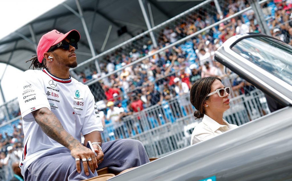 Хэмилтон призвал Ф1 переписать правила, чтобы остановить Red Bull