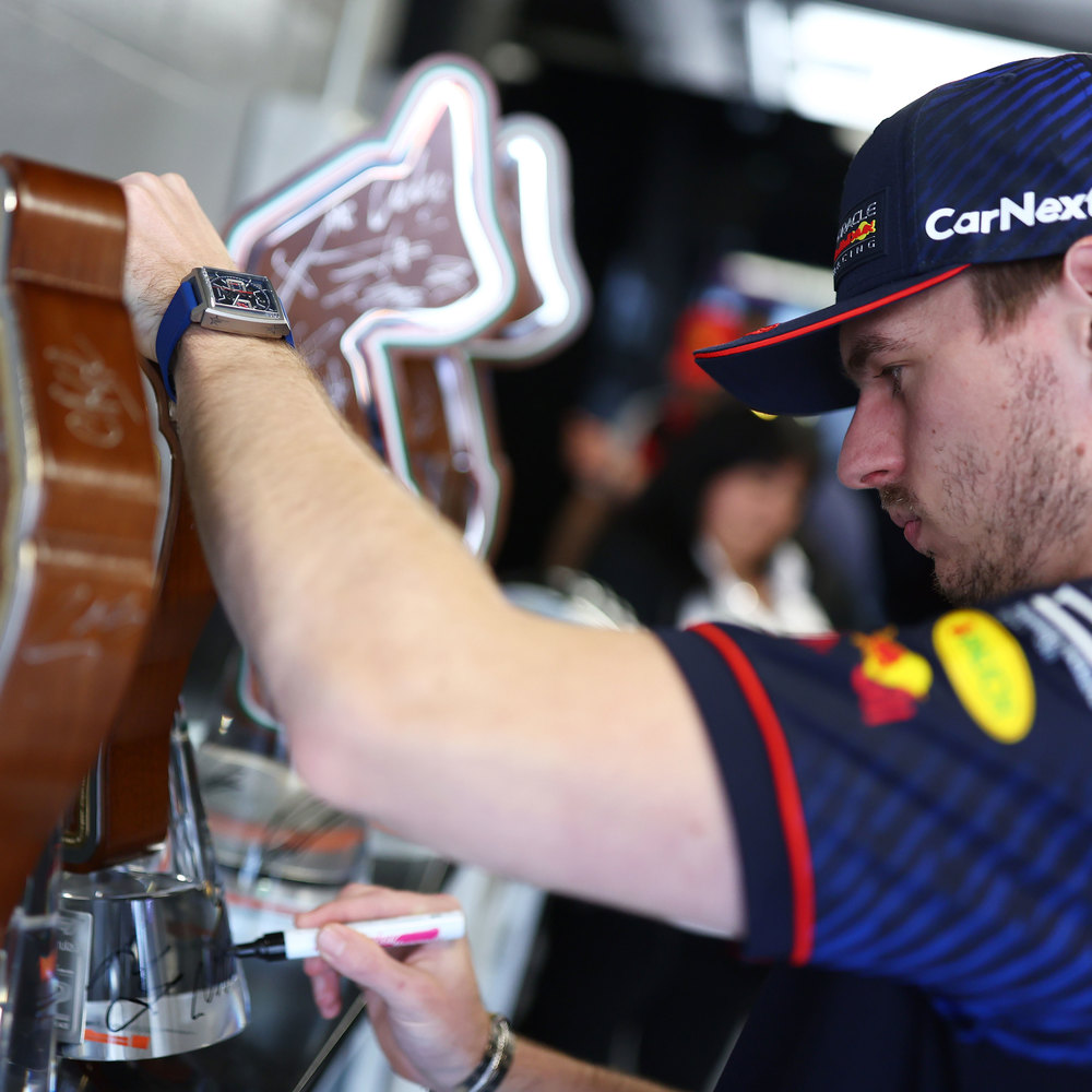 Стало известно, сколько удалось выручить с продажи призов Гран При Эмилии-Романьи Стало известно, сколько удалось выручить с продажи призов Гран При Эмилии-Романьи