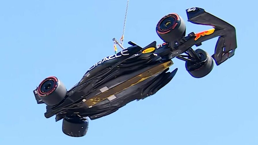 Инженеры Mercedes не разобрались в том, как работает днище Red Bull