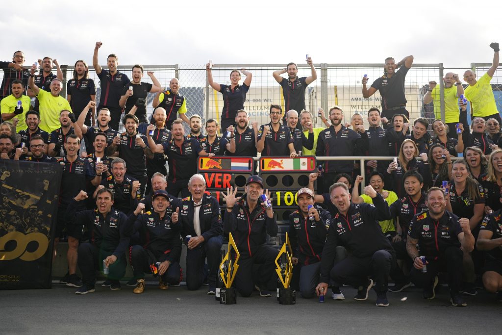 Хельмут Марко объяснил, почему Макс Ферстаппен быстрее Серхио Переса Хельмут Марко объяснил, почему Макс Ферстаппен быстрее Серхио Переса