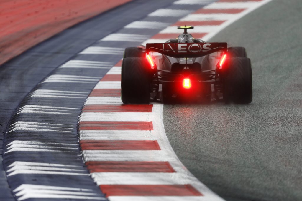 Хэмилтон: Надо убрать лимиты трассы и перестать штрафовать гонщиков