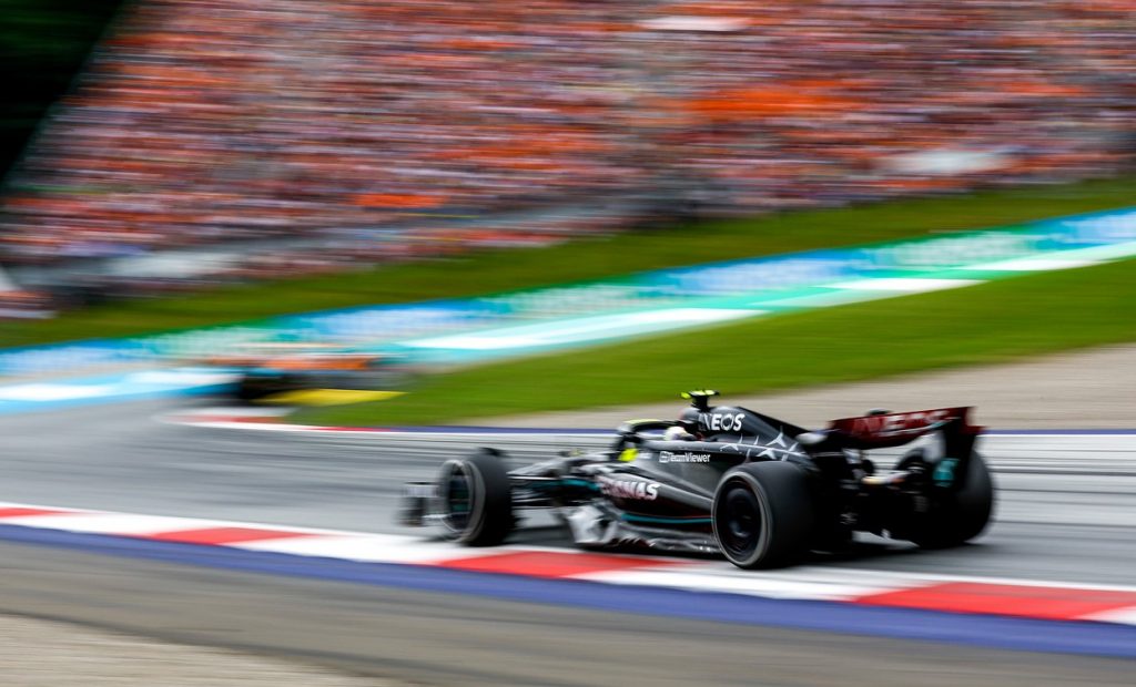 «Займись пилотированием». Жалобы Хэмилтона надоели даже Mercedes