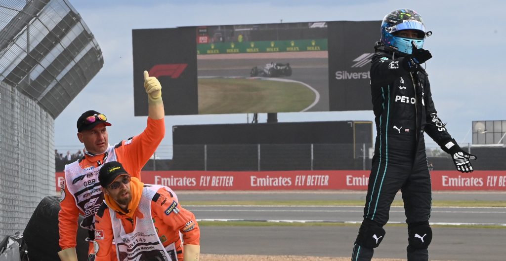 Mercedes-AMG пригласил на базу маршалов, выручавших Чжоу в аварии