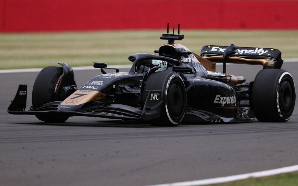 Брэд Питт проехал круги по Сильверстоуну, но никто этого не заметил Брэд Питт проехал круги по Сильверстоуну, но никто этого не заметил