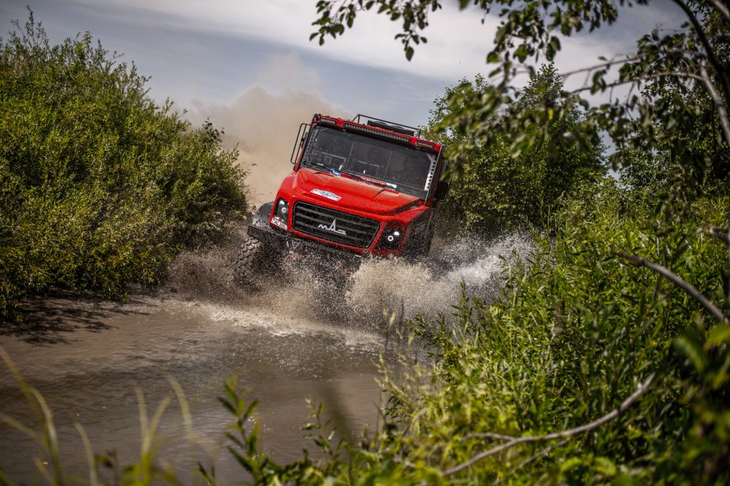 Гонщик МАЗа проехал 60 км без протектора колеса. Фото Гонщик МАЗа проехал 60 км без протектора колеса. Фото