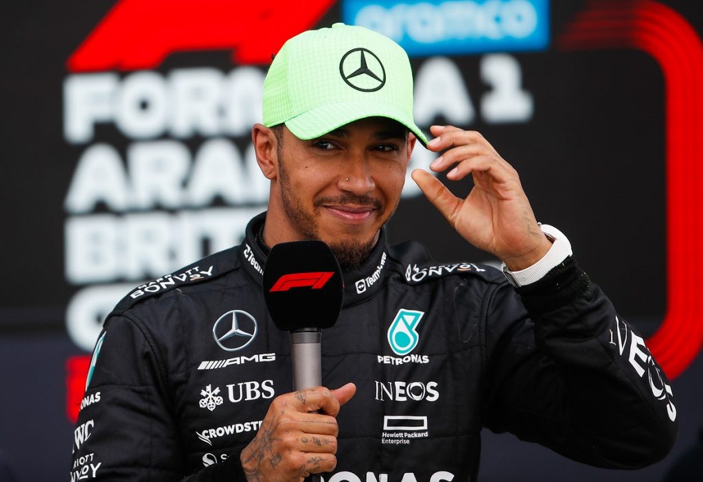 Льюис Хэмилтон рассказал, употребляет ли алкоголь