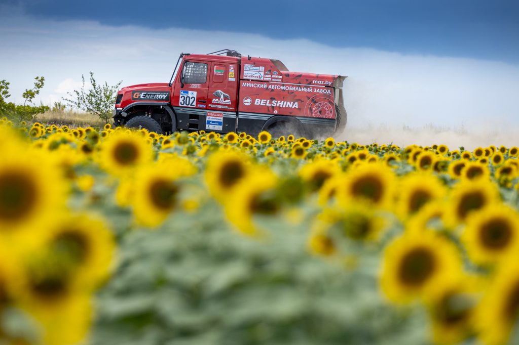 7-й этап Шелкового пути: МАЗ включил турборежим и оторвался от КАМАЗа