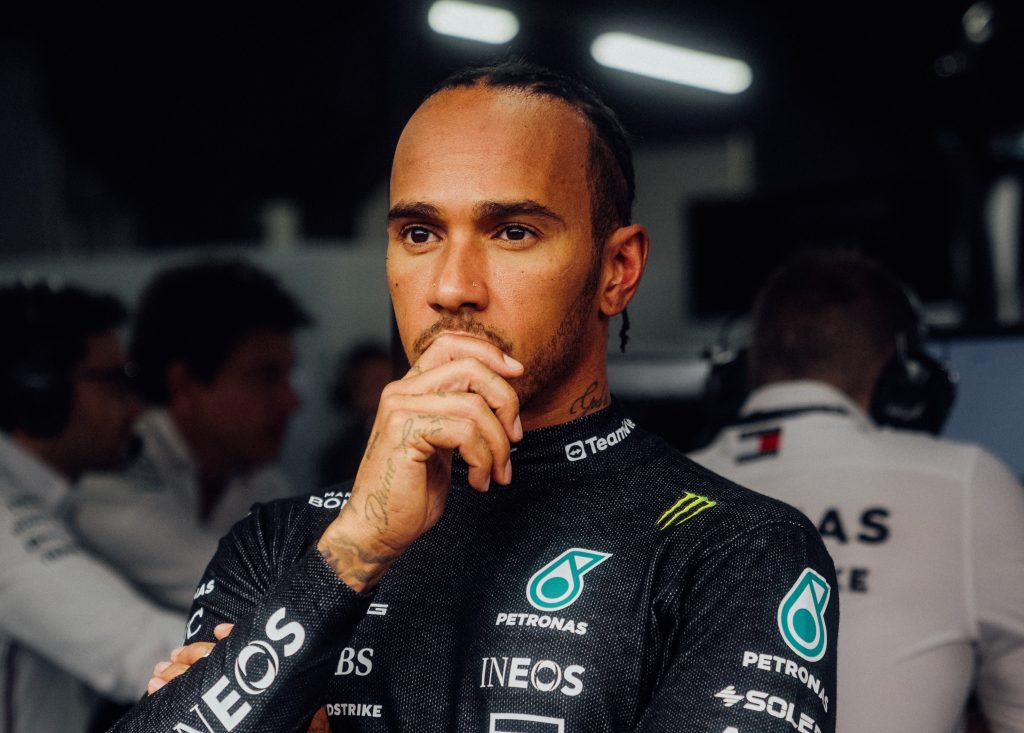 Хэмилтон расстроился из-за отсутствия слова «гонщица» в регламенте FIA Хэмилтон расстроился из-за отсутствия слова «гонщица» в регламенте FIA