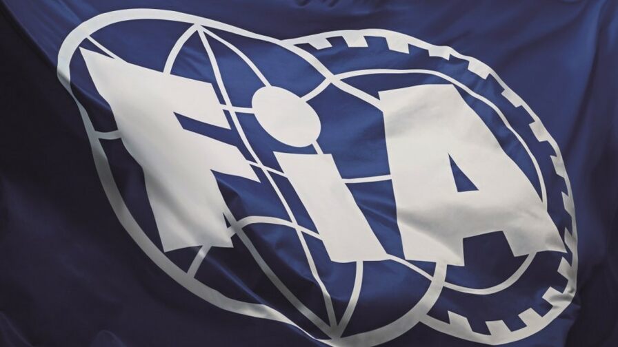 FIA объяснила Хэмилтону, почему в регламенте нет слова «гонщица» FIA объяснила Хэмилтону, почему в регламенте нет слова «гонщица»