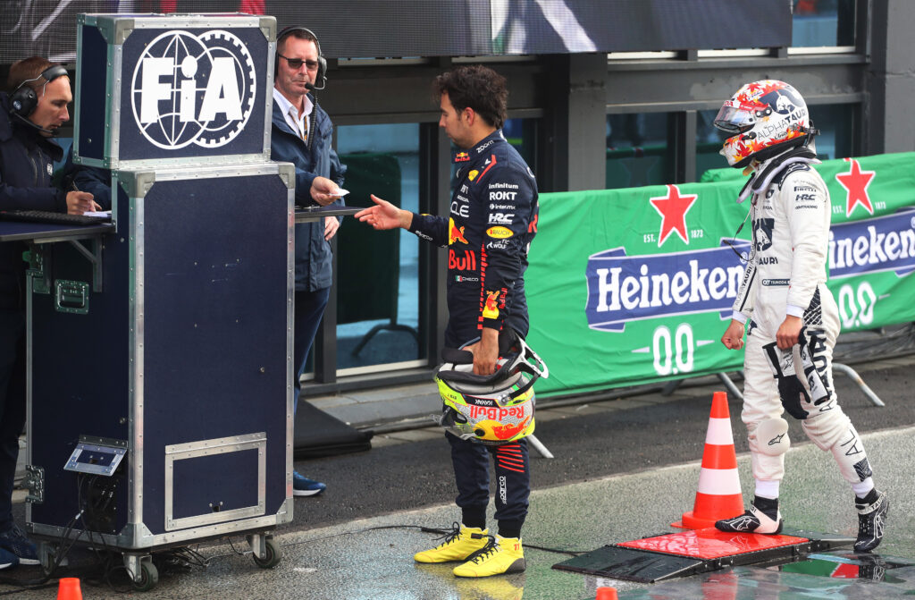 Есть какая-то причина. У Переса возникли вопросы к действиям Red Bull