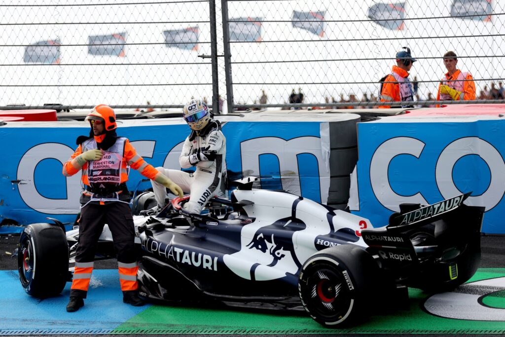 «Очень глупая ошибка»: Оруджев — об аварии и травме Риккардо