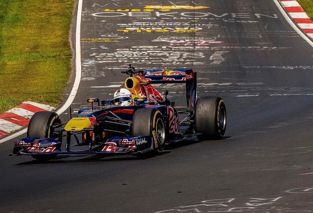 Посмотрите на заезд Себастьяна Феттеля на Red Bull RB7 по «Нордшляйфе»