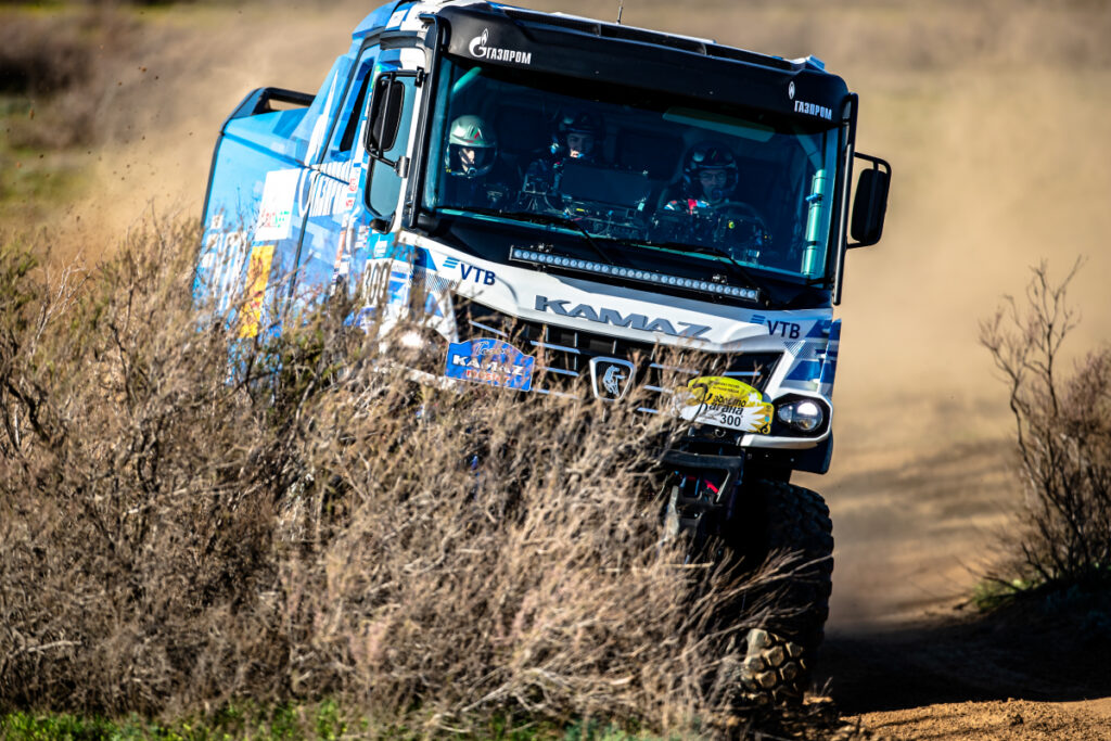 Грузовик «КАМАЗ-мастер» стал участником ДТП по дороге на гонку