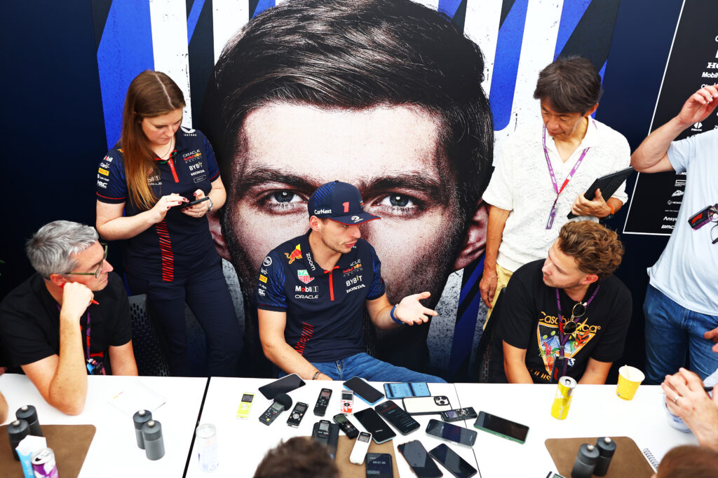 Макс Ферстаппен недоволен радостной реакцией на поражение Red Bull Макс Ферстаппен недоволен радостной реакцией на поражение Red Bull