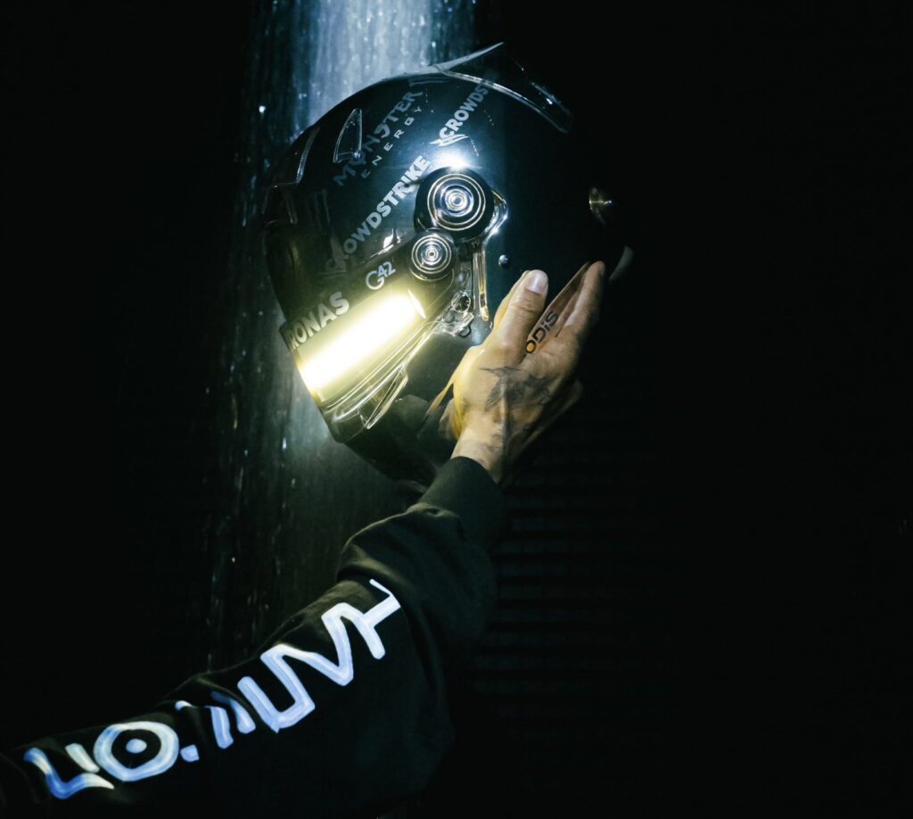 Льюис Хэмилтон показал необычный шлем для Гран При Японии Льюис Хэмилтон показал необычный шлем для Гран При Японии