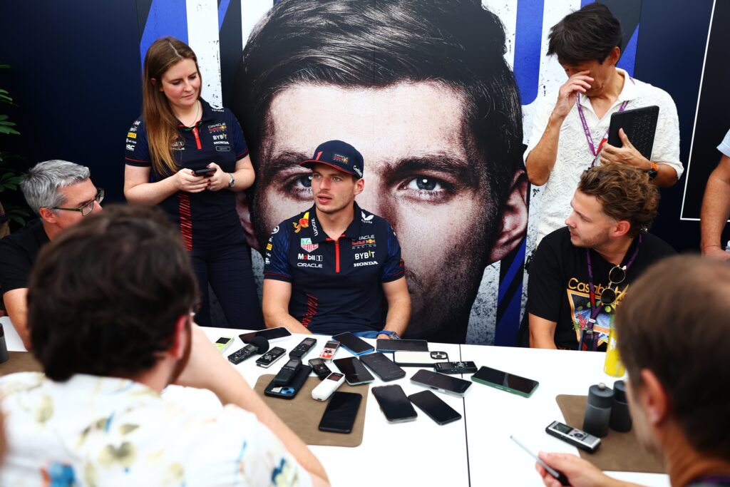 Феттель: Несправедливо критиковать Ферстаппена за его успехи Феттель: Несправедливо критиковать Ферстаппена за его успехи