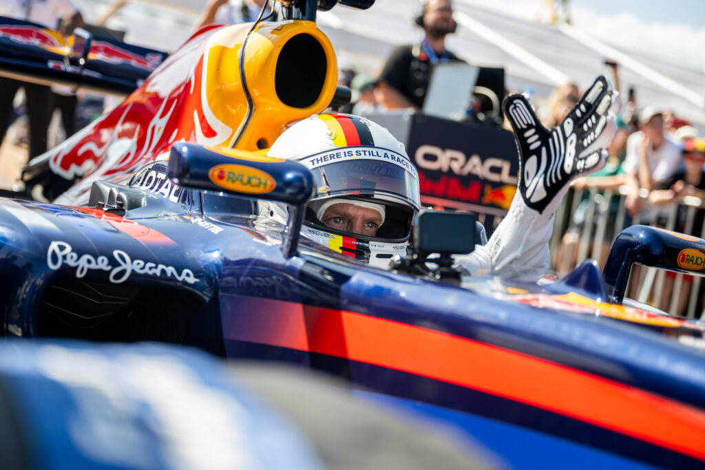 Источник: Себастьян Феттель готовится к возвращению в гонки Источник: Себастьян Феттель готовится к возвращению в гонки