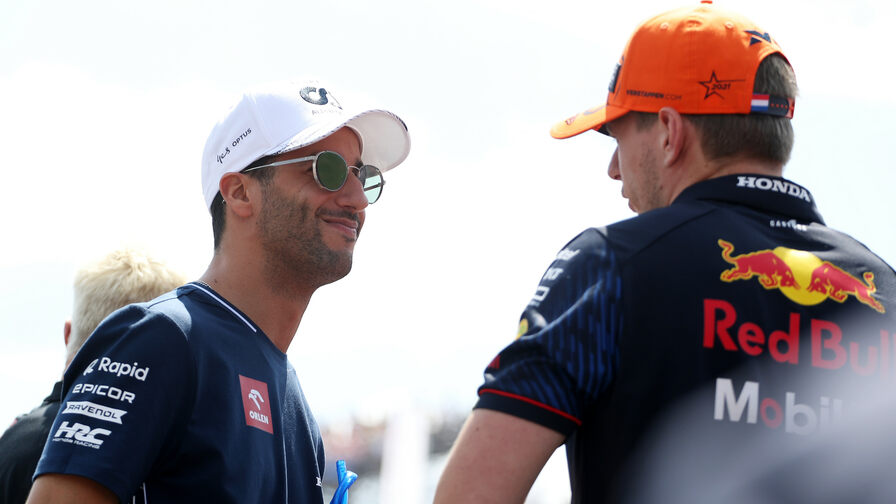 Джо Сейвуд назвал имя пилота, который заменит Переса в Red Bull