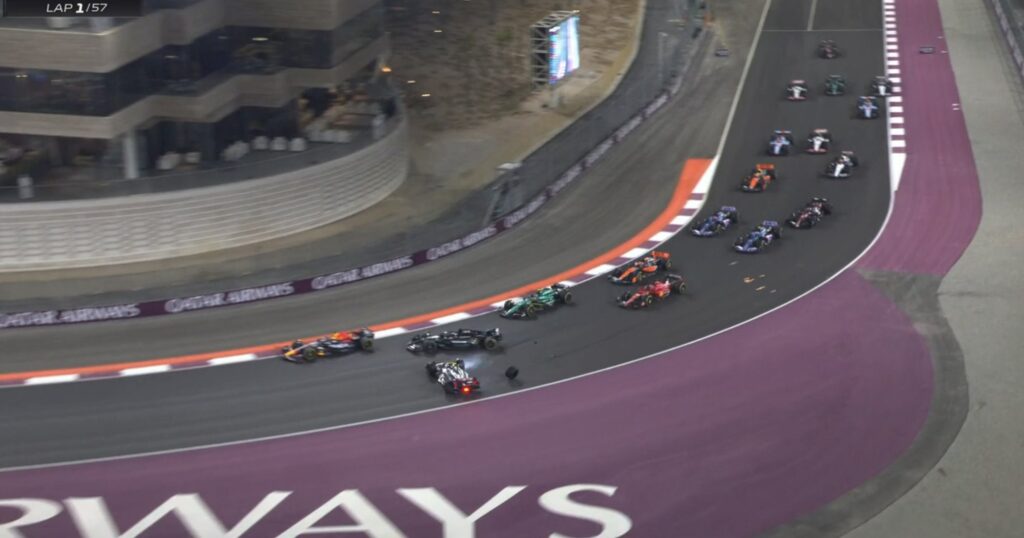 Гонщики Mercedes столкнулись на старте Гран При Катара Гонщики Mercedes столкнулись на старте Гран При Катара