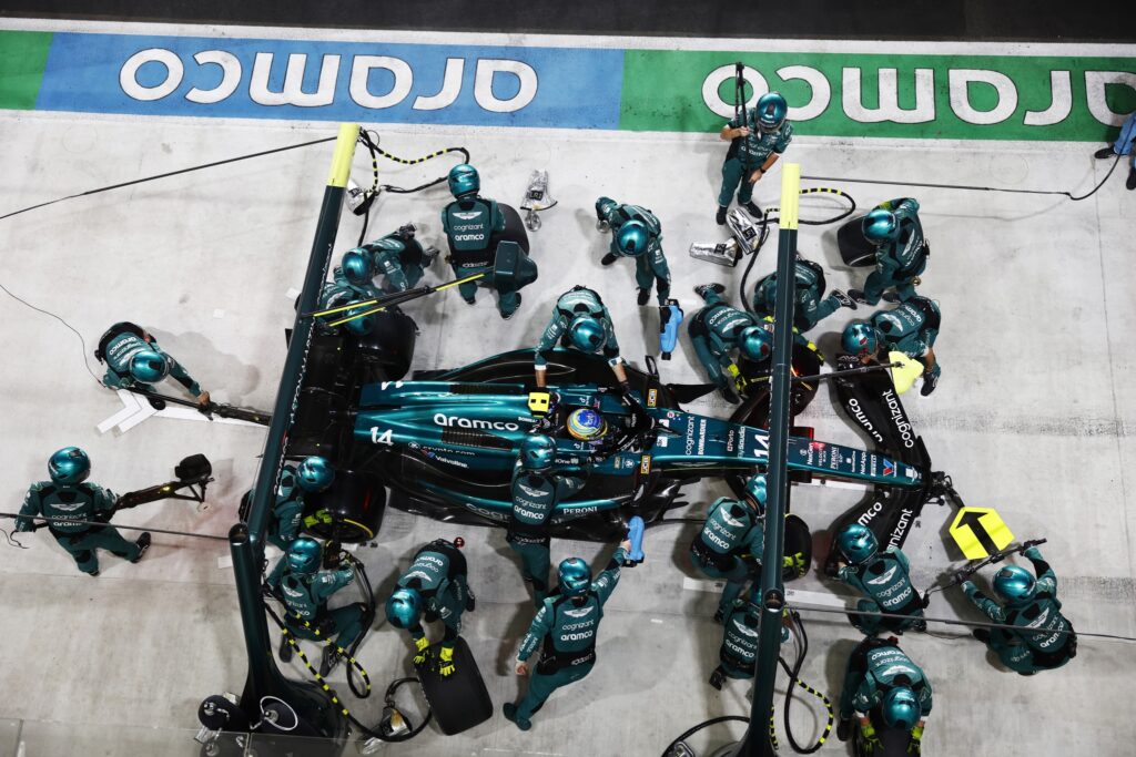 Алонсо: Просил команду окатывать меня водой на пит-стопе