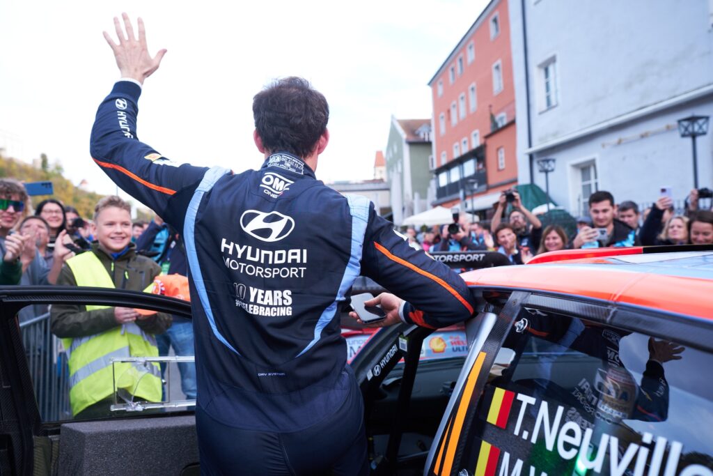Гонщики Hyundai Motorsport сыграли в «тайного Санту» Гонщики Hyundai Motorsport сыграли в «тайного Санту»