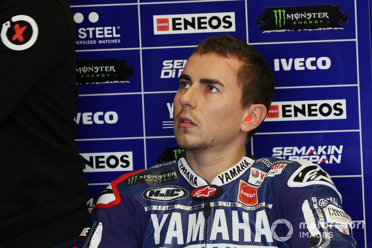 Lorenzo gritted his teeth to take fifth on his Yamaha two days after breaking his collarbone
