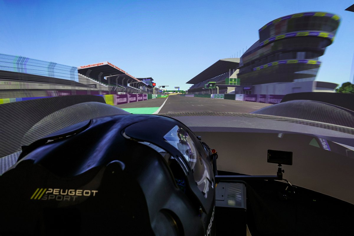 Дэвидсон сразу замечает, что автомобиль LMH тяжелее в управлении, чем его предшественник LMP1.