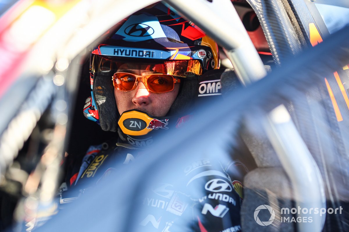 Neuville will start third on the road