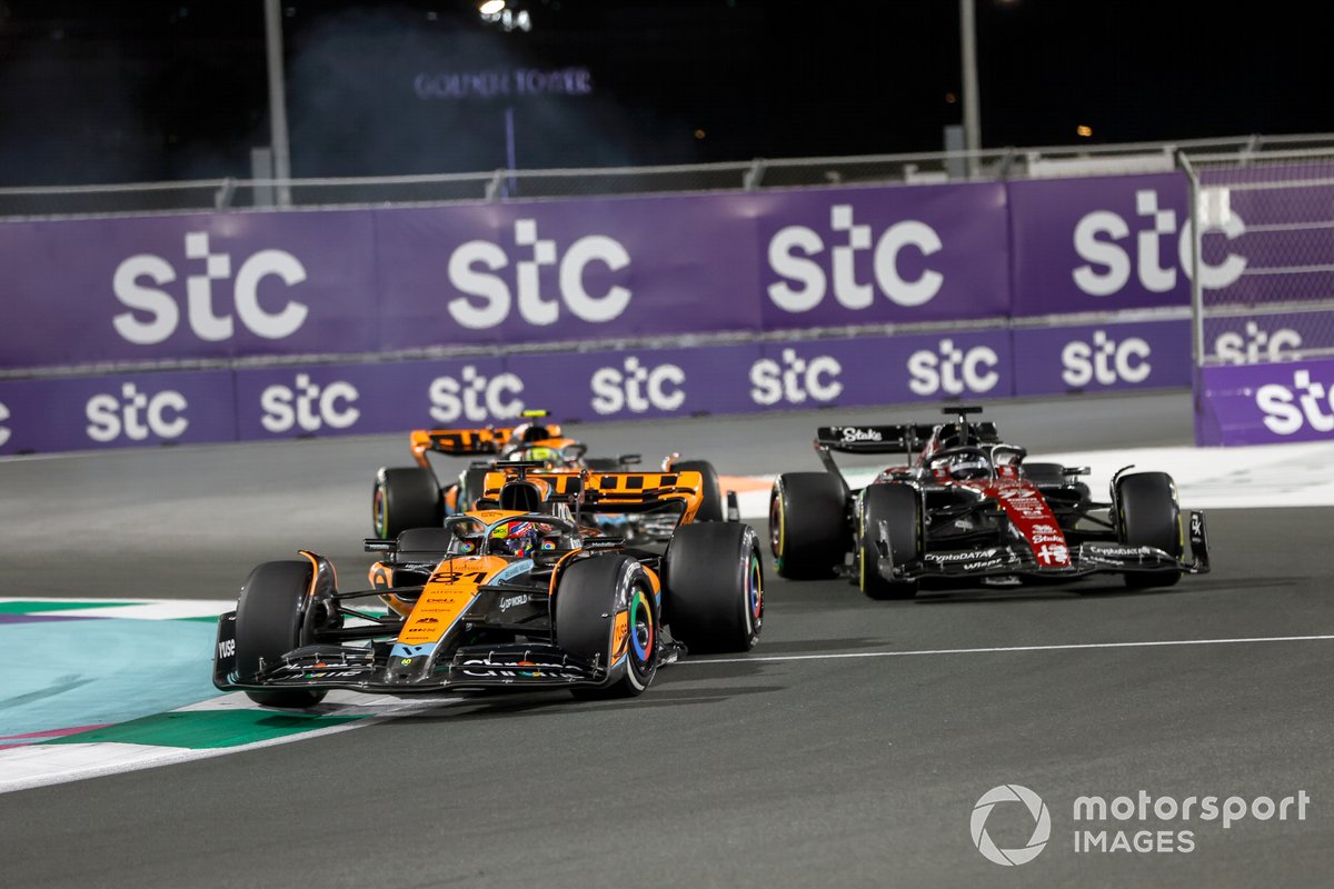 Oscar Piastri, McLaren MCL60, Valtteri Bottas, Alfa Romeo C43, Lando Norris, McLaren MCL60
