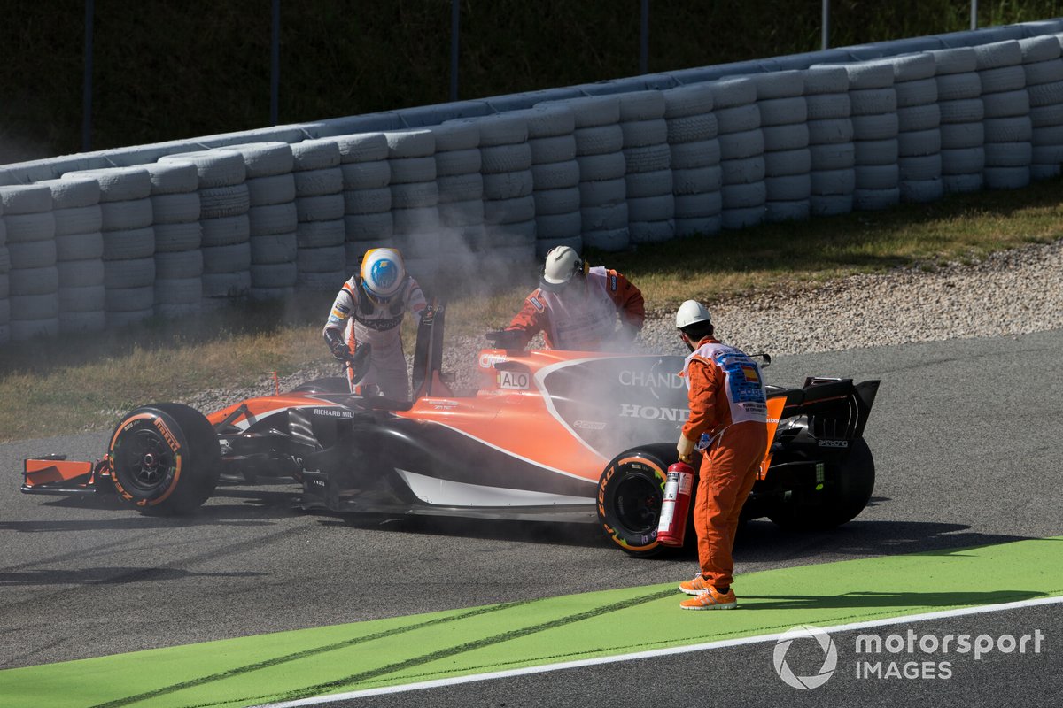 Fernando Alonso, McLaren MCL32 Honda, parks up with engine troubles