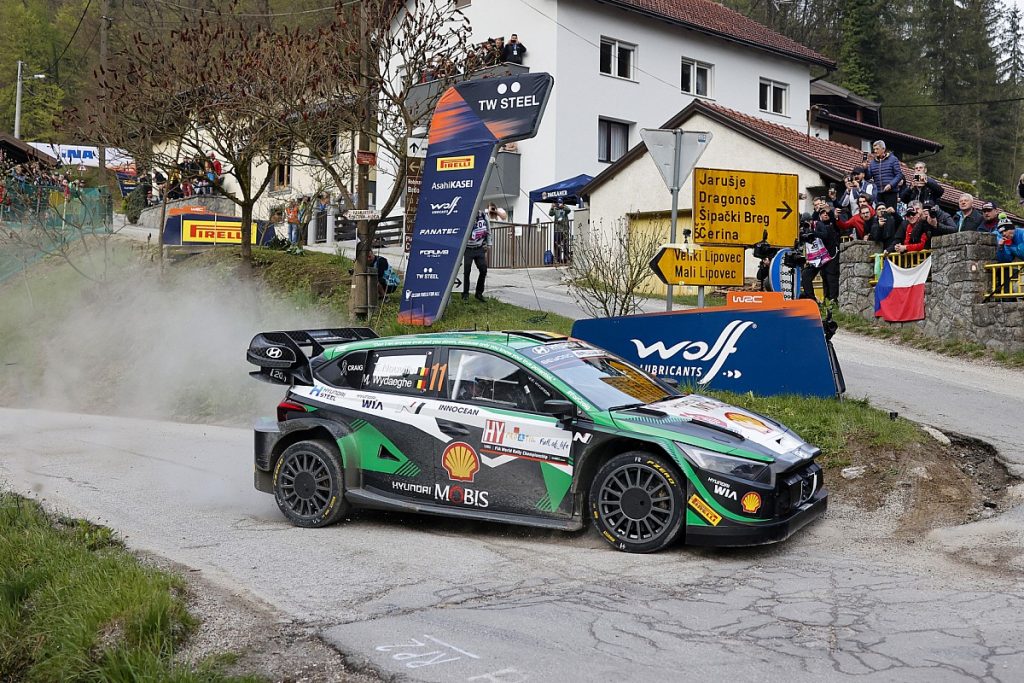 Neuville holds onto lead from charging Evans