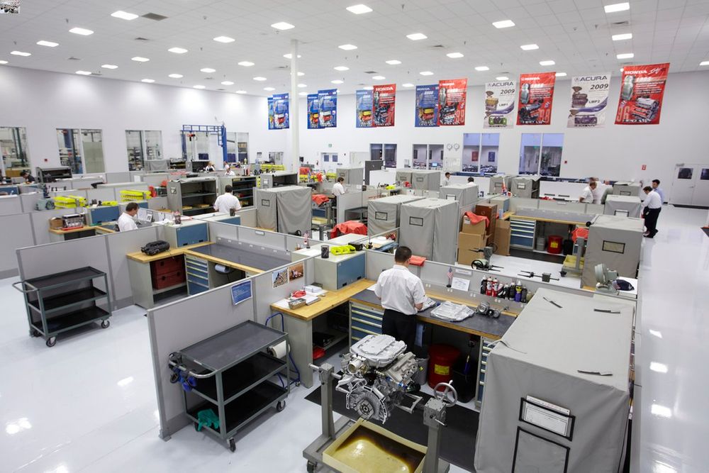 Assembly of twin-turbo 2.2-litre V6 IndyCar engines are a
priority in Indy run-up 