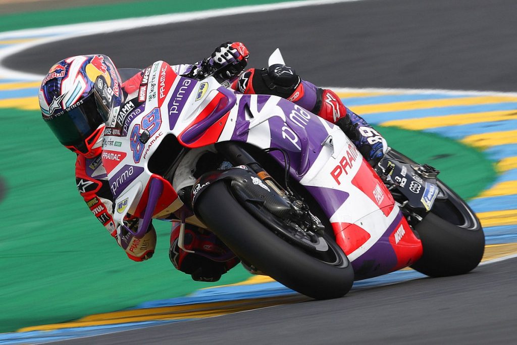 Martin dominates sprint race, Quartararo crashes out