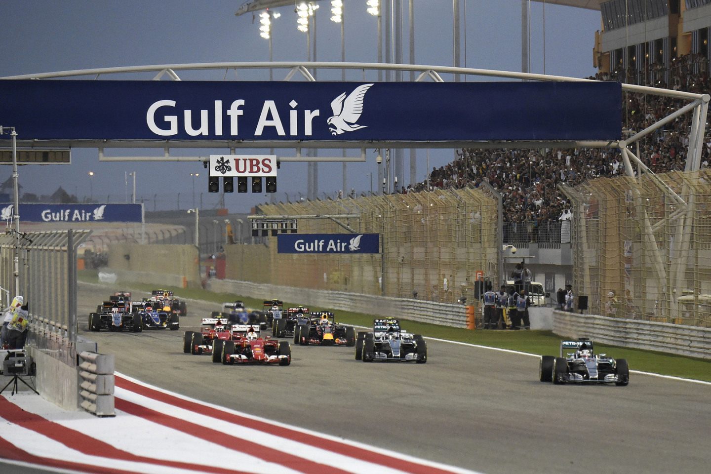 Льюис Хэмилтон лидирует на старте Гран При Бахрейна-2015 © Steve Etherington / Mercedes