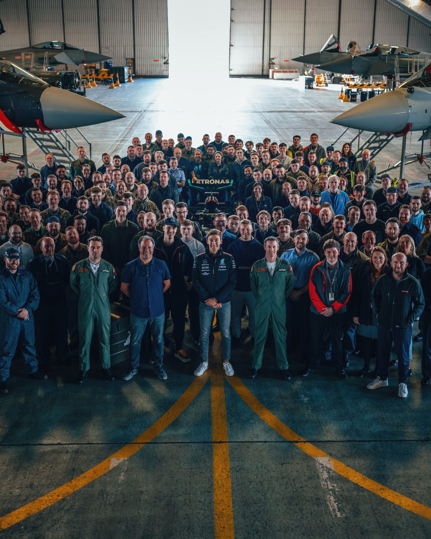 Джордж Рассел и Typhoon Display Team © Соцсети