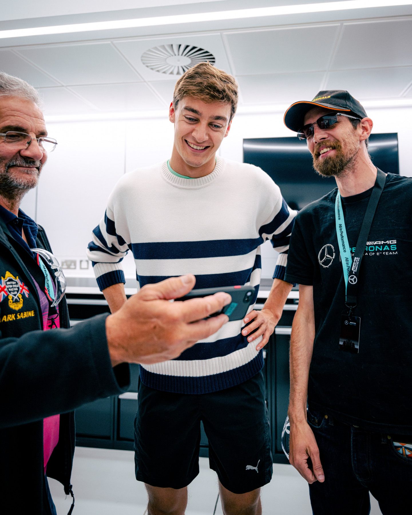 Джордж Рассел и маршалы Гран При Великобритании на базе Mercedes-AMG в Брэкли © Соцсети