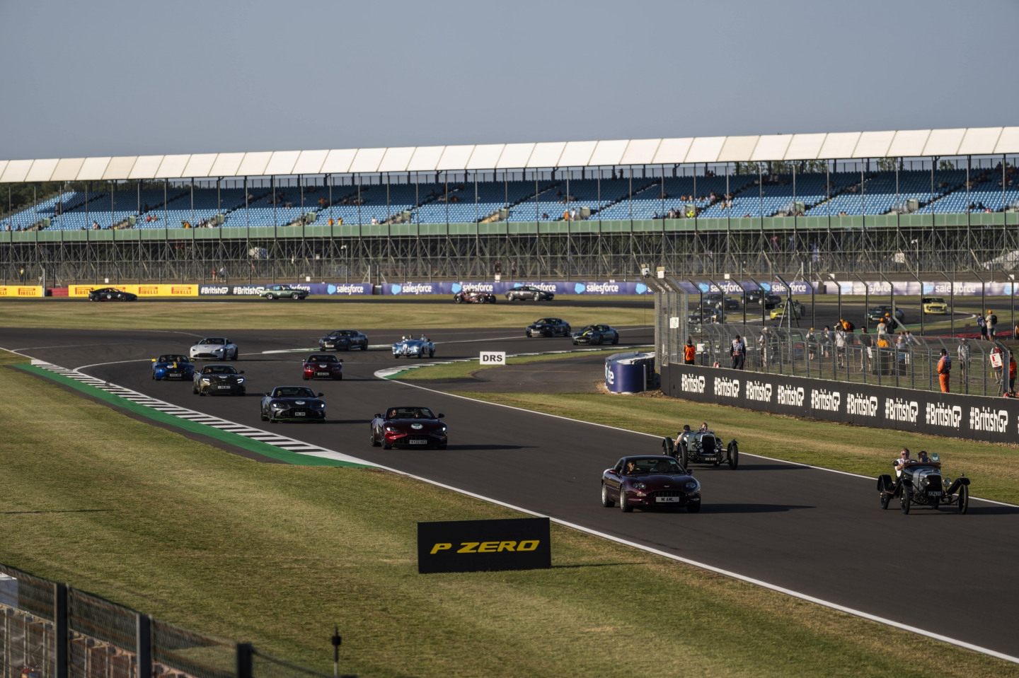 Парад Aston Martin в Сильверстоуне © Aston Martin