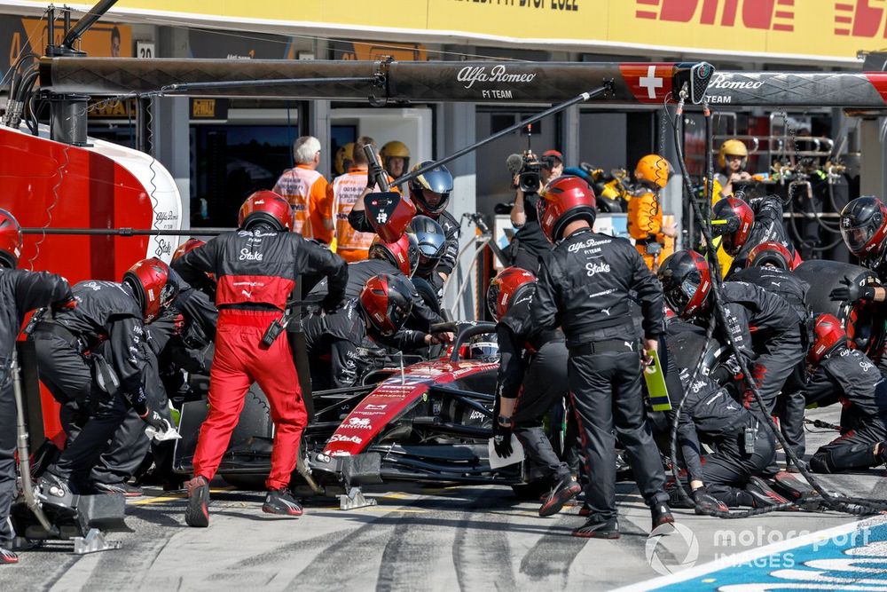 Valtteri Bottas, Alfa Romeo C43, makes a pit stop